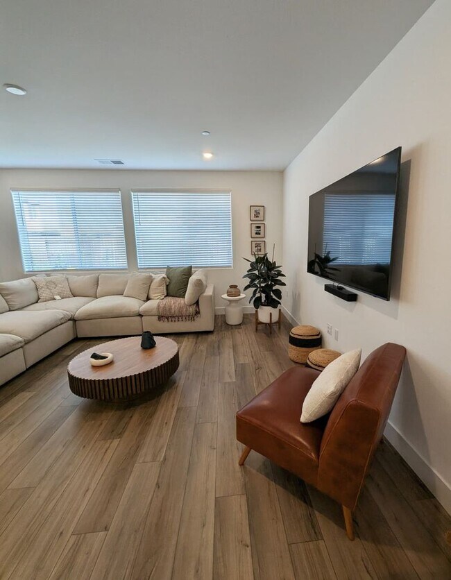 Foto del edificio - Beautiful and Spacious 4BR 3BA Home in Roseville