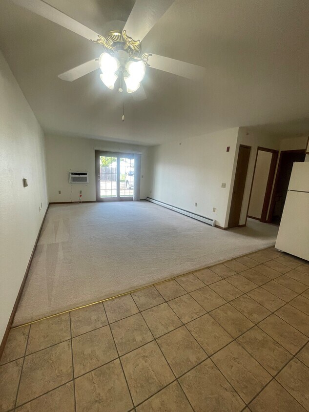 Living room - 422 Pine Tree Dr
