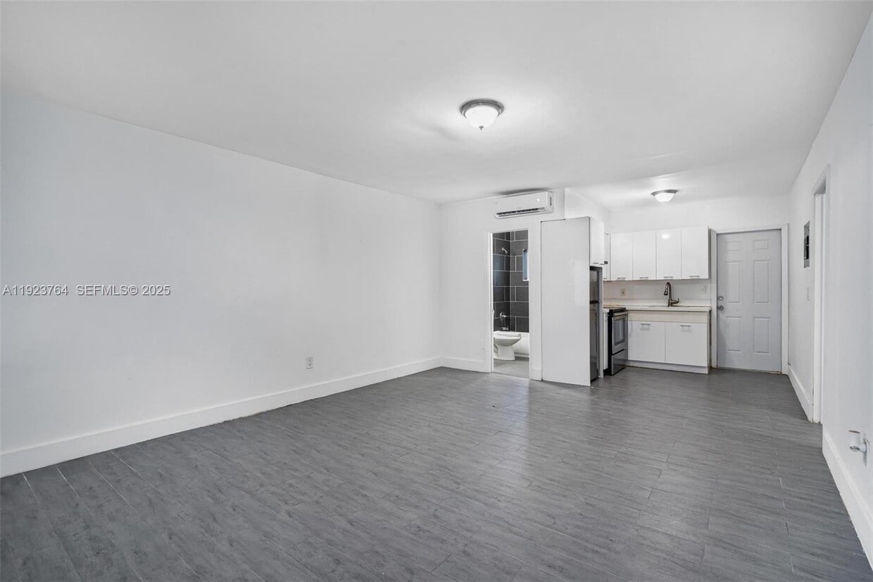 Foto principal - 730 NE 128th St