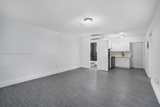 Building Photo - 730 NE 128th St