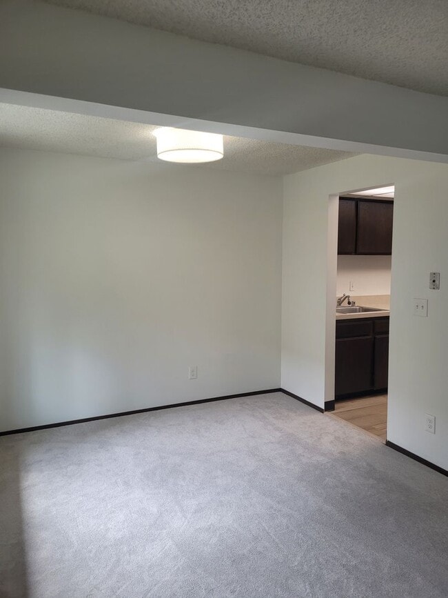 Building Photo - Bright Ground Floor One Bedroom near Cross...