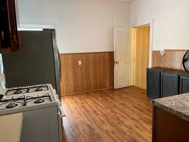Kitchen Eating Area - 522 Fleming St