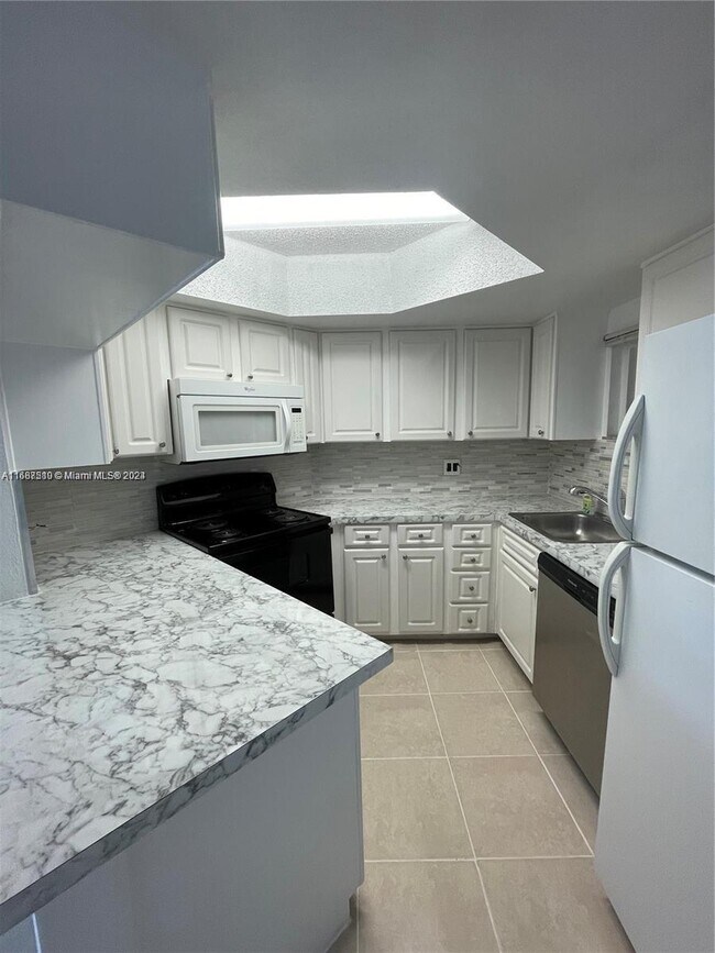 Foto del edificio - 8255 Lake Dr