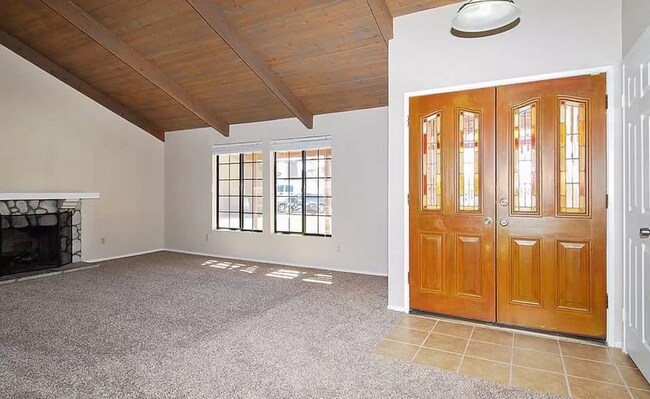 Building Photo - Don't miss out on this charming home!