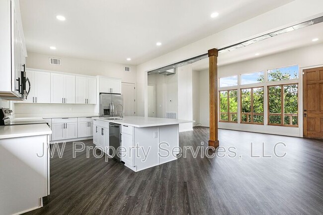 Building Photo - 500 Richards Dr