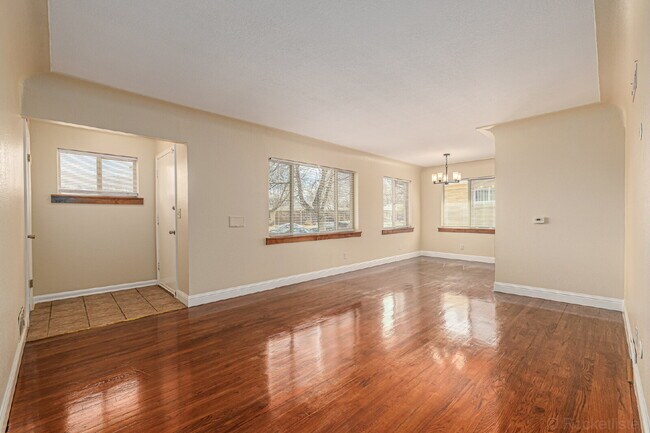Foto del edificio - Lovely 5 Bed  / 2 bath in Boston Heights
