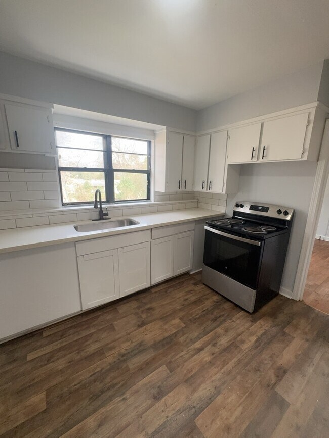 Foto del edificio - 320 Lawrence Rd