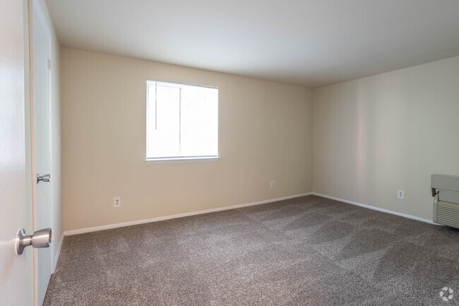 2BR, 1BA - 798SF - The Birches