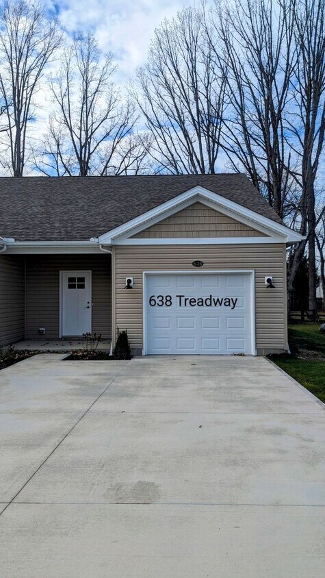 Primary Photo - First floor living 2 bedroom Treadway Pond...