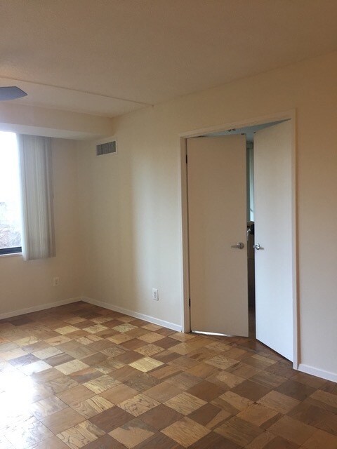 Separate den/2nd BR - 5225 Pooks Hill Rd