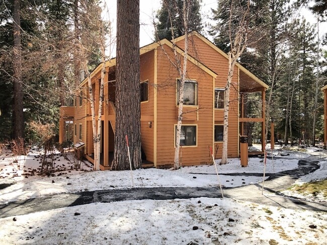 Foto del edificio - A quiet upstairs location with forest views