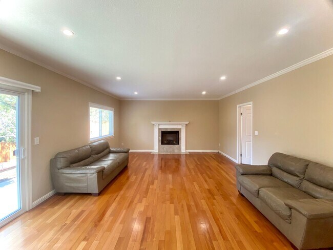 Foto del edificio - Spacious 4-Bedroom Irvington Home with Mod...