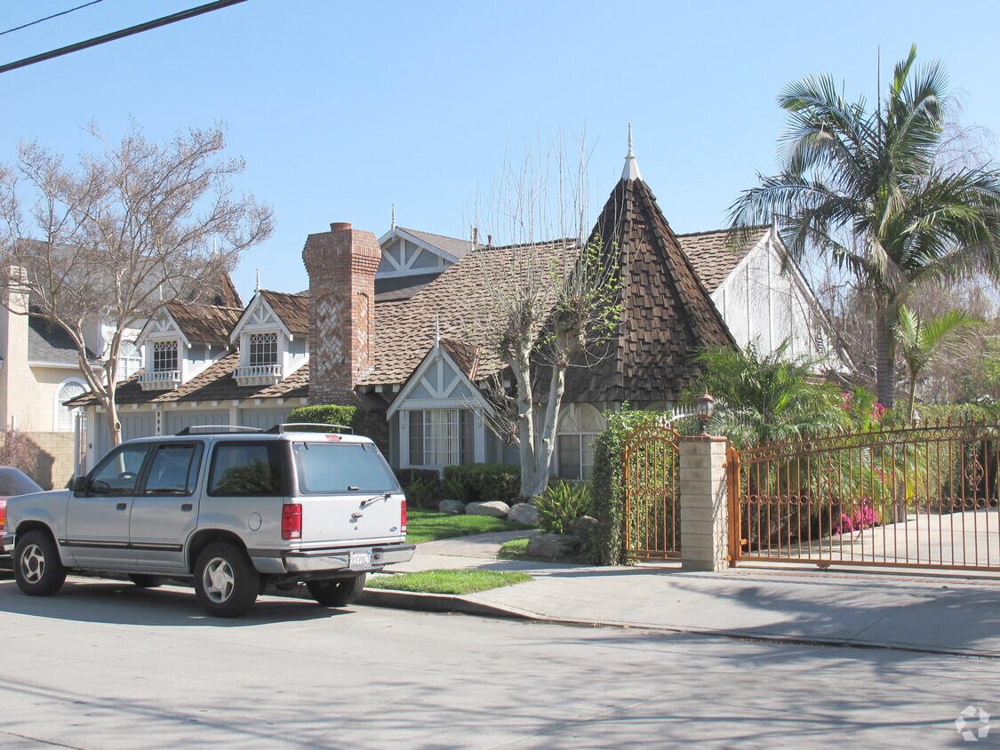 Building Photo - 8444 Burnet Ave