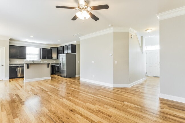 Building Photo - 170 Davelyn Ct