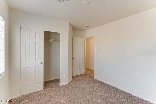 Building Photo - 11032 African Sunset St