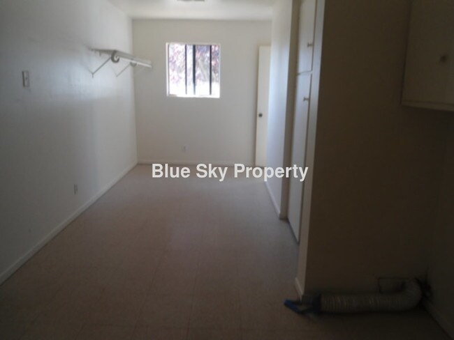 Building Photo - 1553 Meadowvale Rd