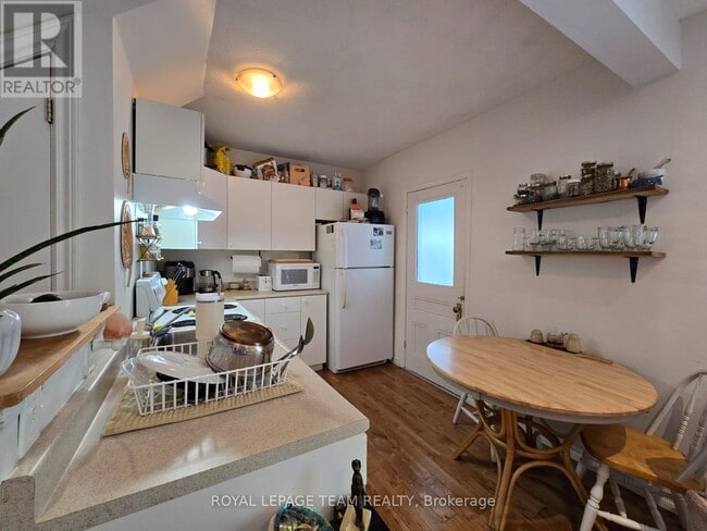 Building Photo - 519 Lyon St. N