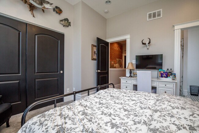 Building Photo - STUNNING Benton Park Townhome