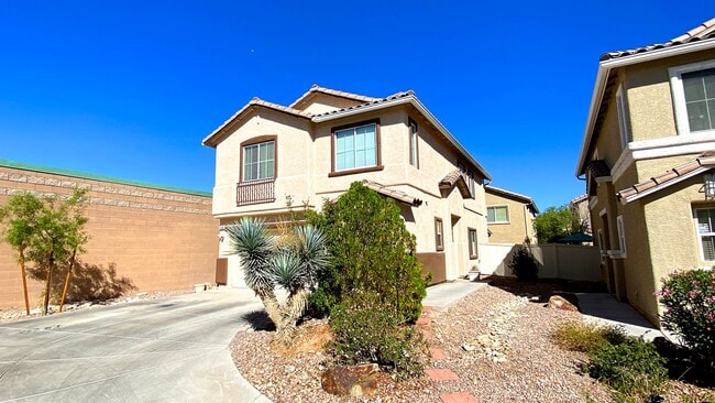 Building Photo - Great 4 Bedroom home in Southwest Las Vegas! Long driveway! 2 car garage! Backyard! Nice Appliances