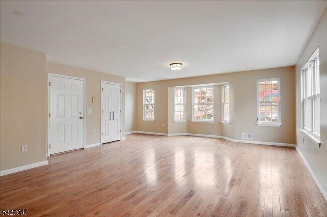 Foto del edificio - 150 N Munn Ave