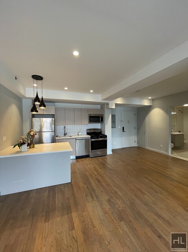 Building Photo - Large 2 bedroom on BUSHWICK AVENUE