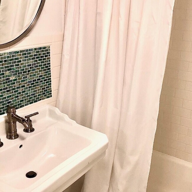 Building Photo - "Charming 1-Bedroom Oasis in the Heart of Naples – 580 Sq Ft of Pure Comfort!"