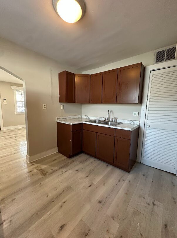 Foto del edificio - CENTER TOWNSHIP! **** SECTION 8 ****