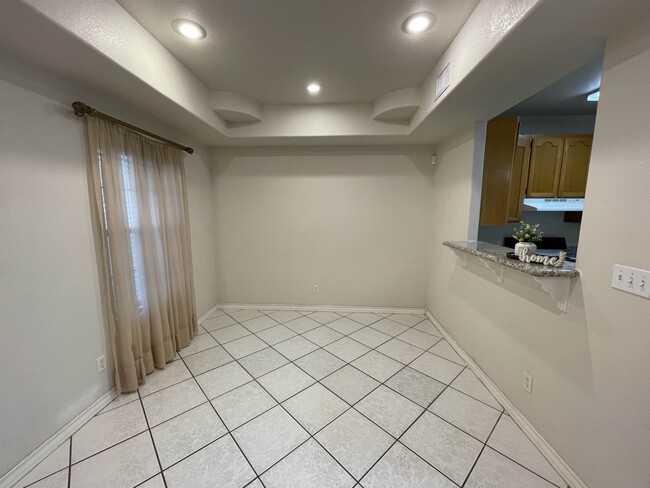 Building Photo - 1000 Ranchway Dr