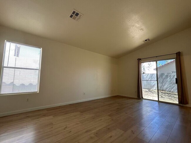 Foto del edificio - 8616 Hidden Pines Ave