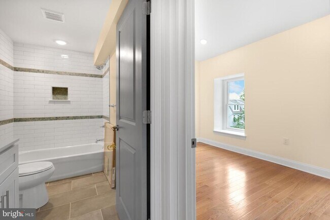 Foto del edificio - 6607 Ridge Ave