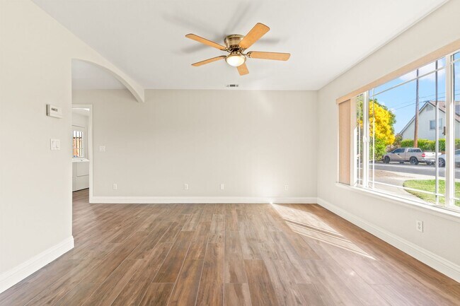 Foto del edificio - Beautifully Renovated Hayward Home w/ Spacious Yard & Laundry