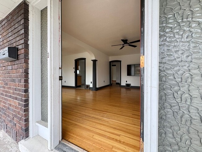 Building Photo - Remodeled 3 Bedroom Home - Pets Welcome + Big Backyard & Basement!