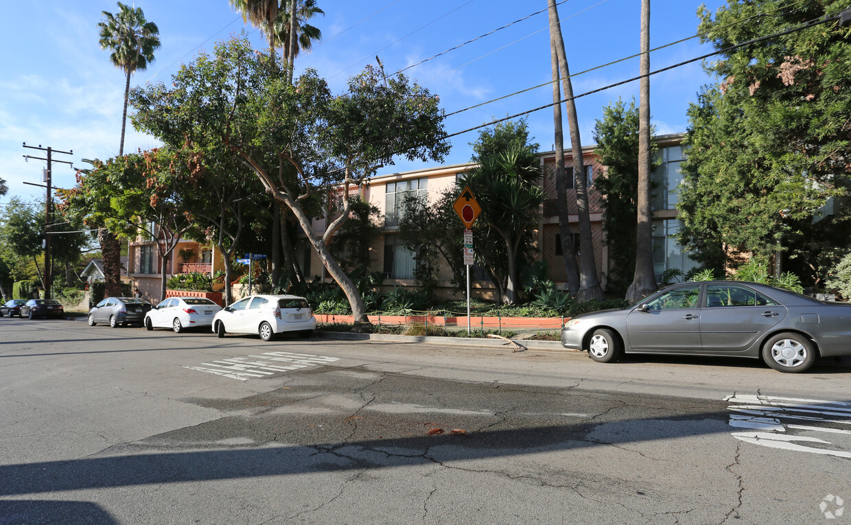 Primary Photo - Larrabee Apartments
