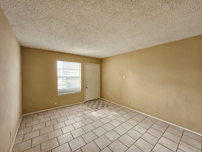 Foto del edificio - RENT SPECIAL - AVAILABLE NOW!