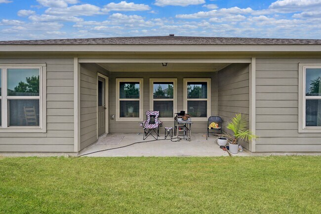 Foto del edificio - 15127 Willow Tree Ln