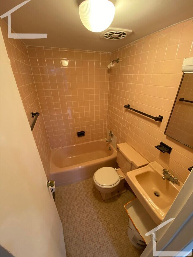 Building Photo - Affordable Student Friendly Apt in Heart o...
