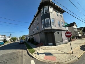 Building Photo - 145 Smith St