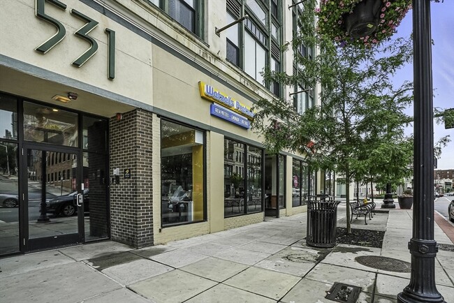 Building Photo - 531 Main St