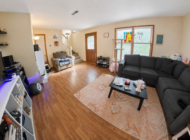 Foto del edificio - Pet Friendly + Conveniently Located + Off-Street Parking!  Available Now!
