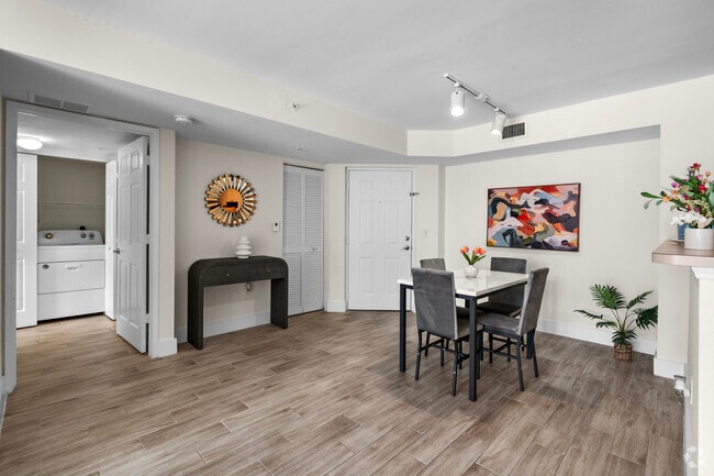 2BR, 2BA - 1,092SF - Entrance/ Dining Room - Vista Verde at Coconut Creek