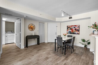 2BR, 2BA - 1,092SF - Entrance/ Dining Room - Vista Verde at Coconut Creek