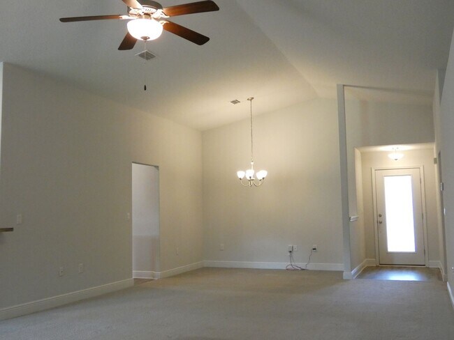 Building Photo - Spacious Home - Ashley Place