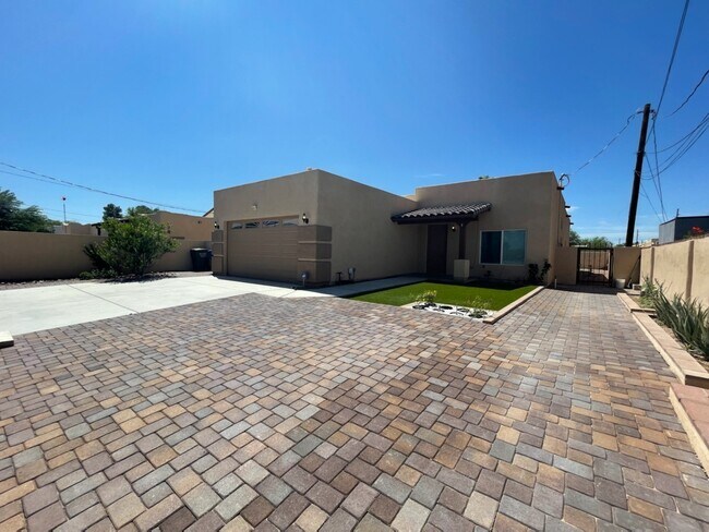 Building Photo - 3504 E Pima St