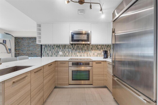 Building Photo - 1300 Brickell Bay Dr