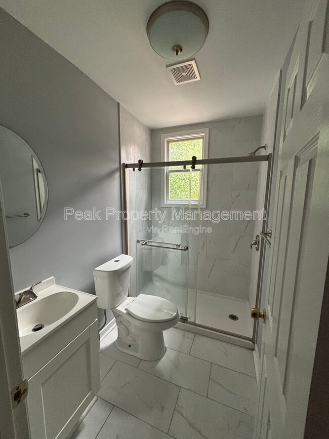 Building Photo - 2121 W Cary St