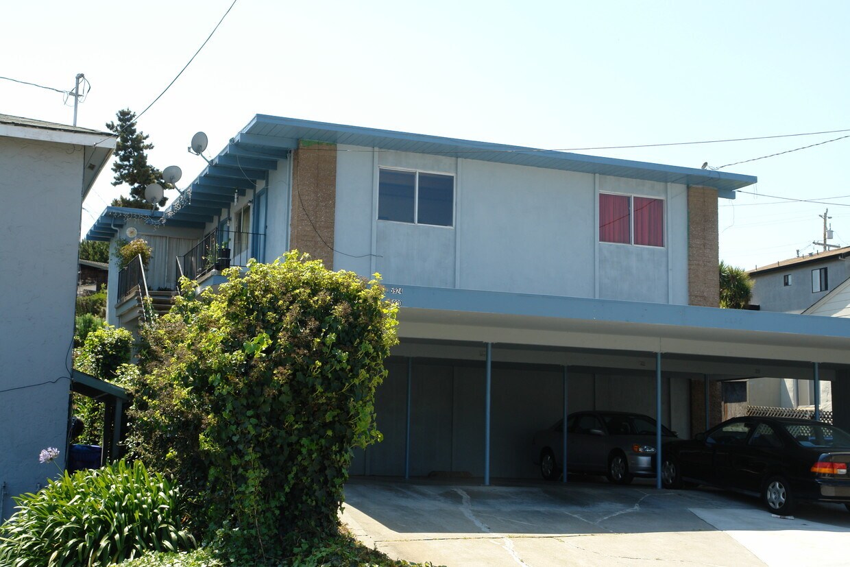 Primary Photo - 5920-5926 Bayview Ave