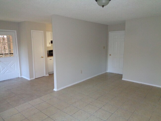 Foto del edificio - 5164 Woody Dr