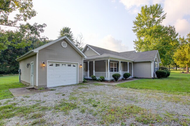 Building Photo - 222 Winding Oaks