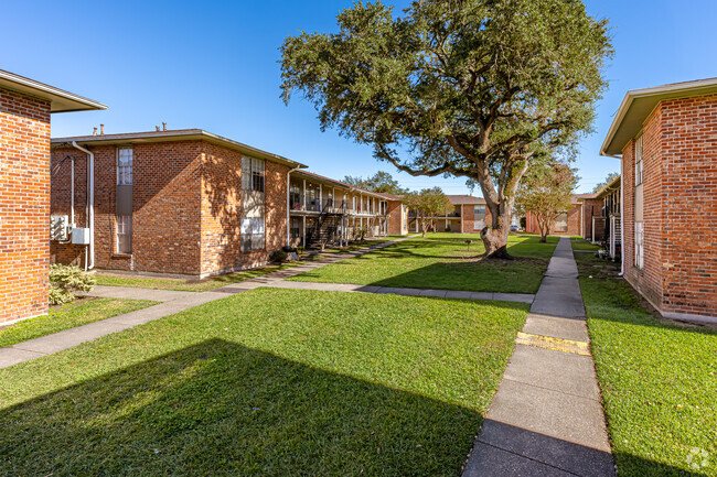 Courtyard 2 - Colonial Estates