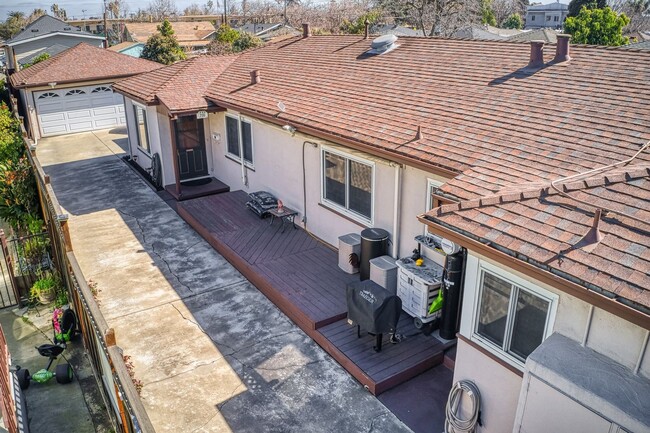 Building Photo - 2-Bedroom Near Downtown San Jose (Duplex)-...